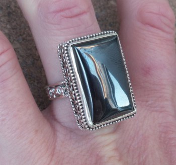 Zilveren ring rechthoekige Hematiet bewerkte setting 19 mm.